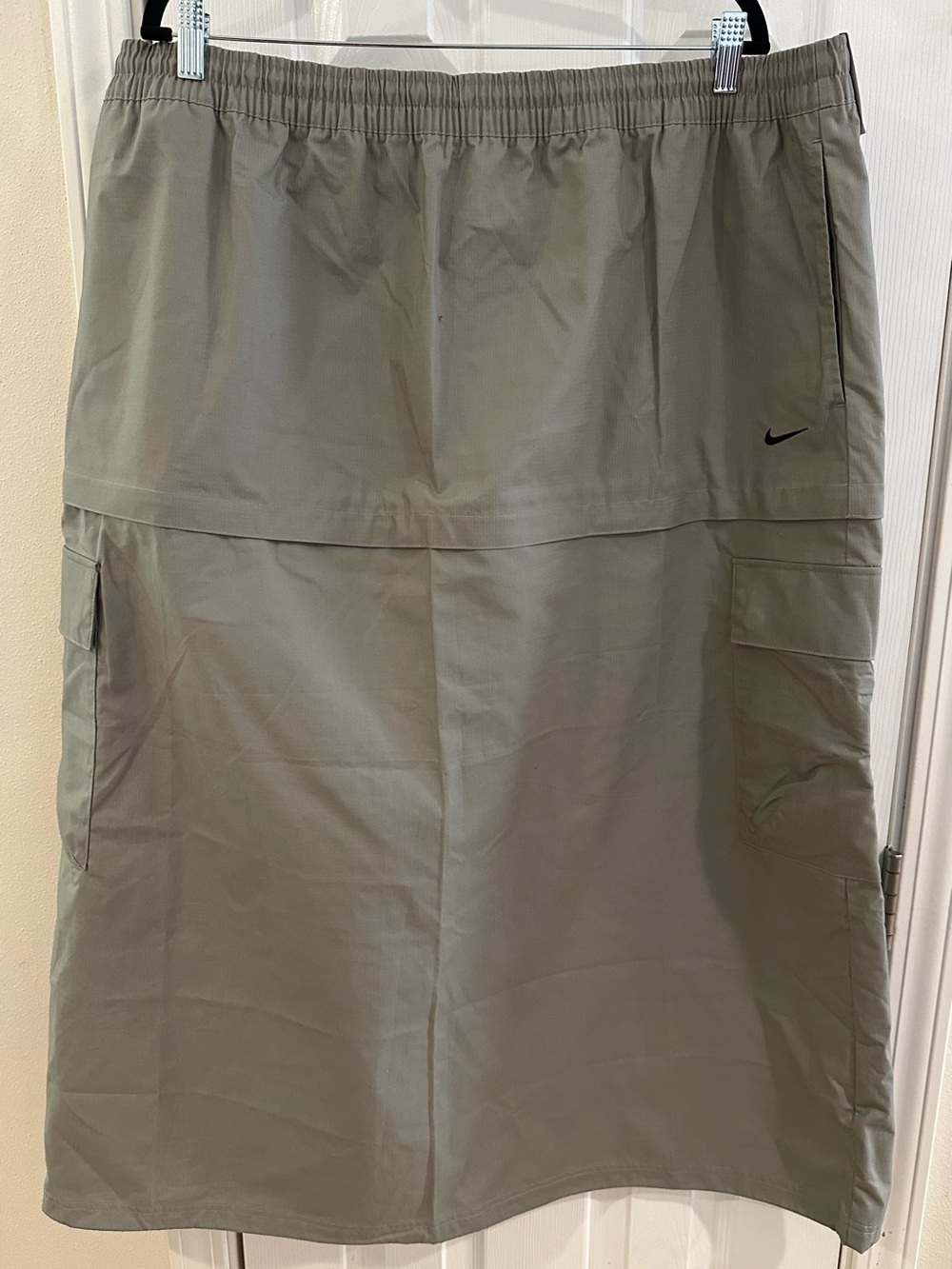 Nike Women’s Sportswear Essential Mid-Rise Woven Cargo Midi Skirt Light Army XXL